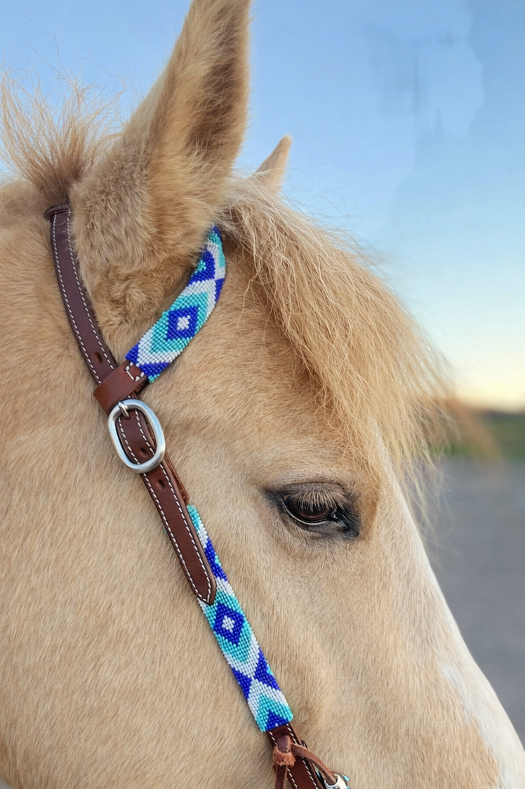 wildwestrebell Westernträns med Pärlor – One Ear Headstall i Dark Chestnut & Blå Toner
