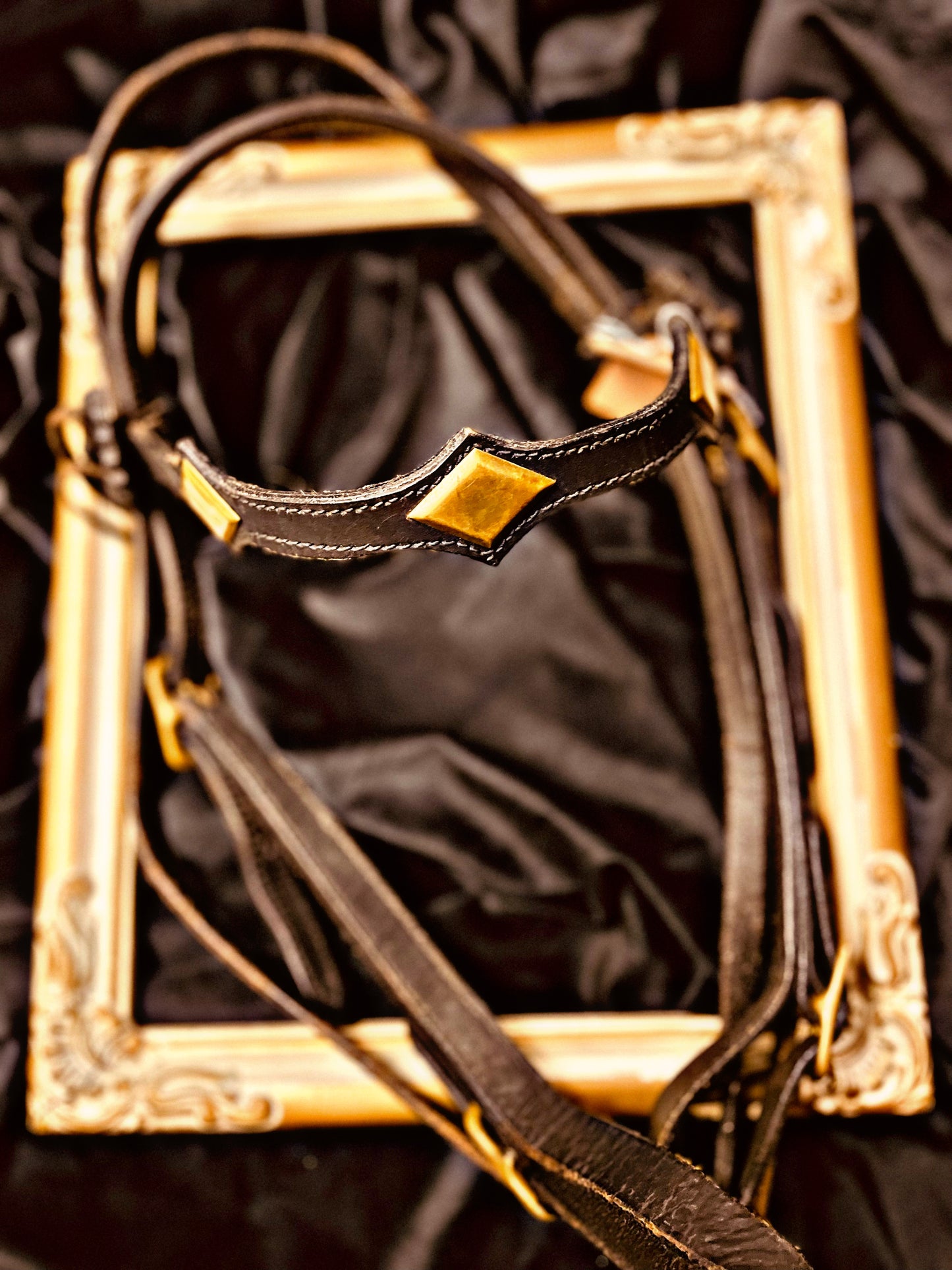 Wwr svart träns med guld detalj vintage