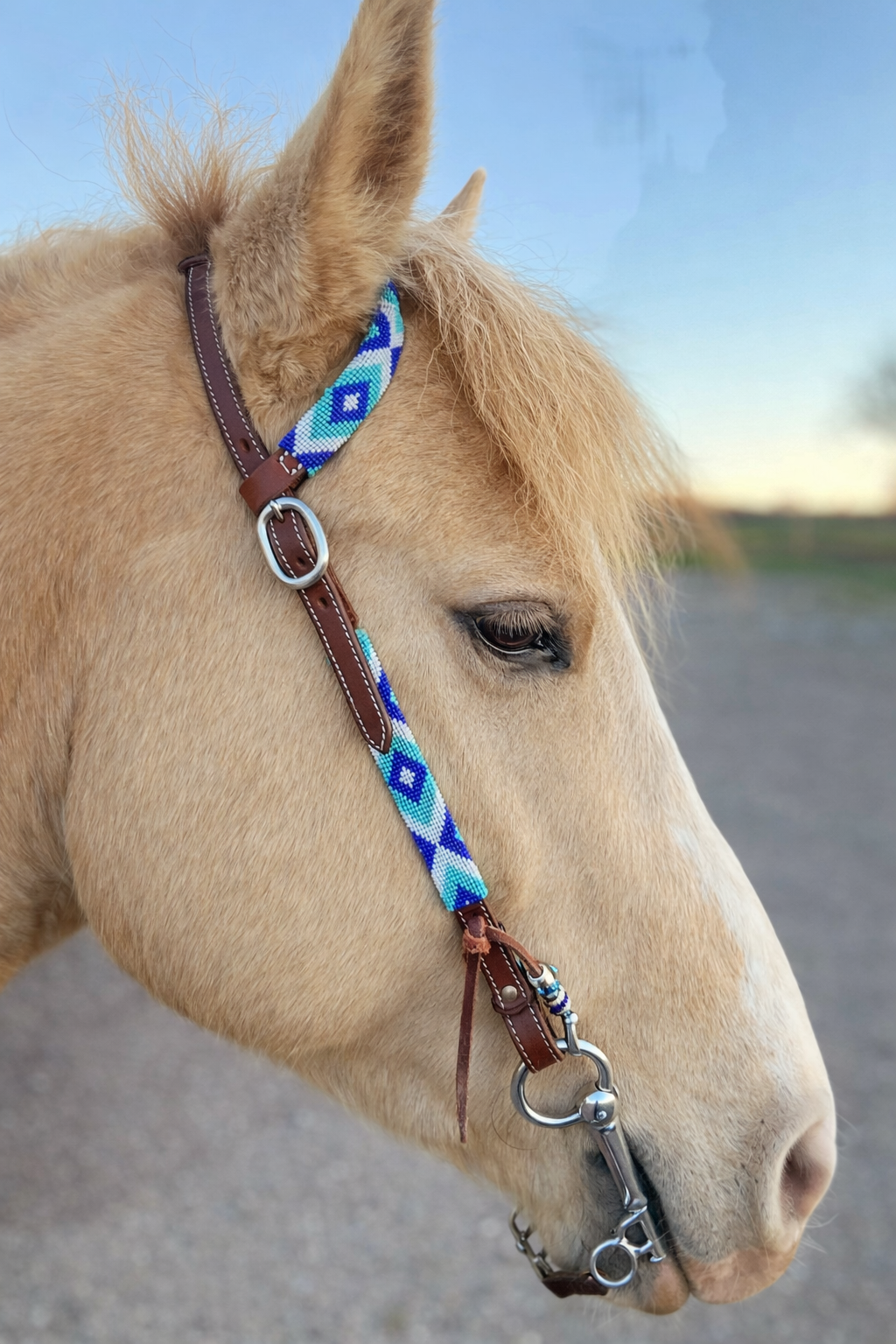 wildwestrebell Westernträns med Pärlor – One Ear Headstall i Dark Chestnut & Blå Toner
