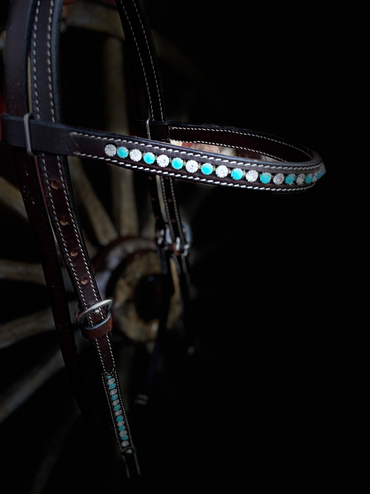 wildwestrebell Westernträns med Pannband – Turkosa Stenar & Vita Strass för Show & VardagEtt