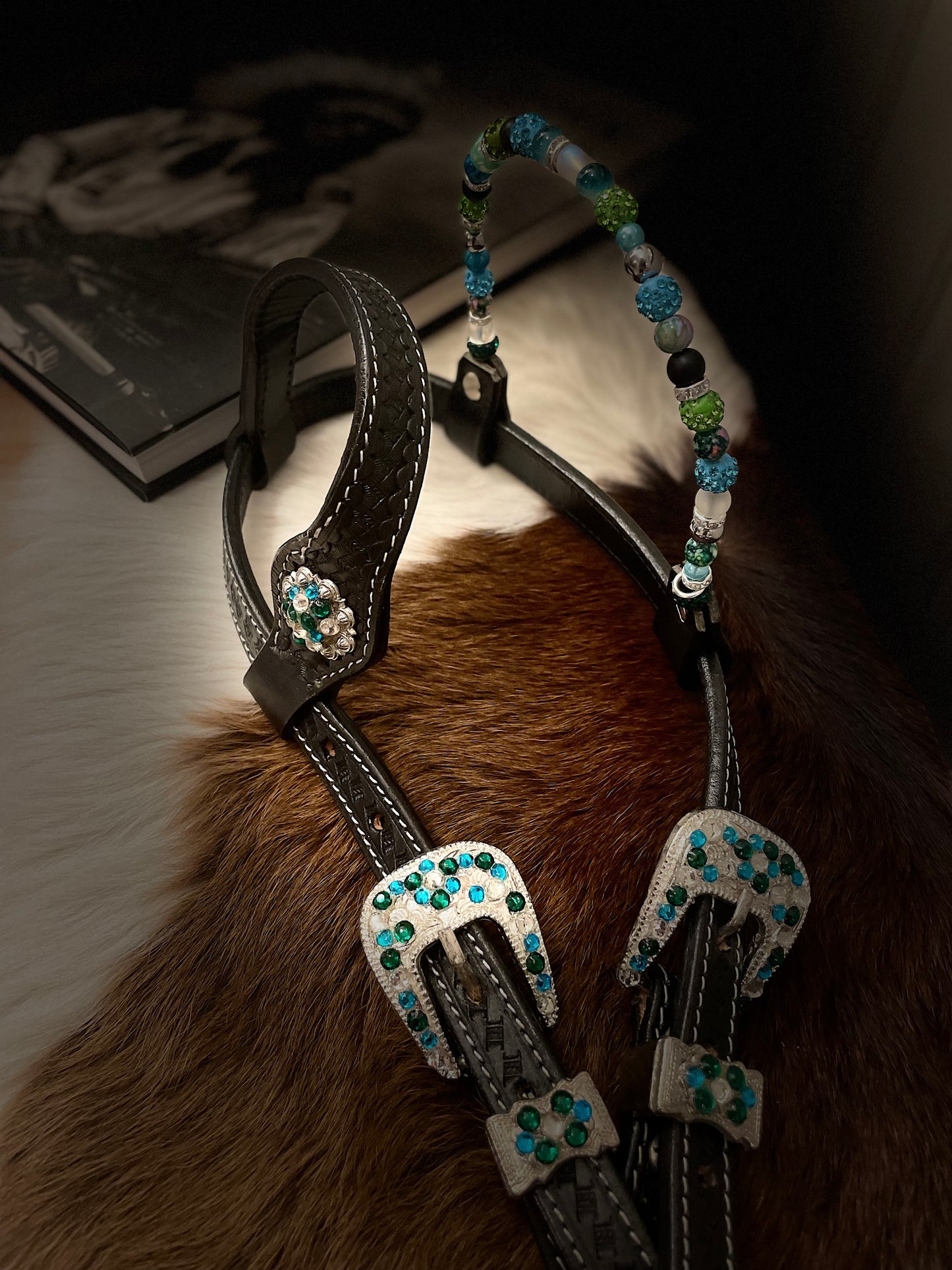 wildwestrebell Westernträns med Turkosa & Gröna Stenar – Vita Strass & Utbytbara Öron