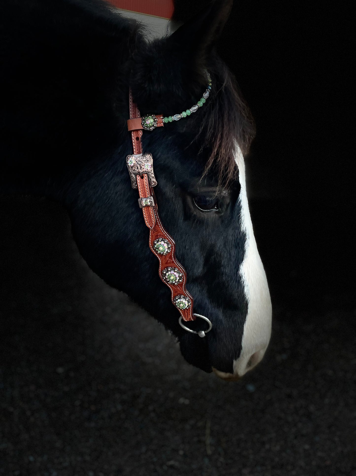 wildwestrebell Ett snyggt showträns med one ear dekorerat med pärlor, chonchos grönt