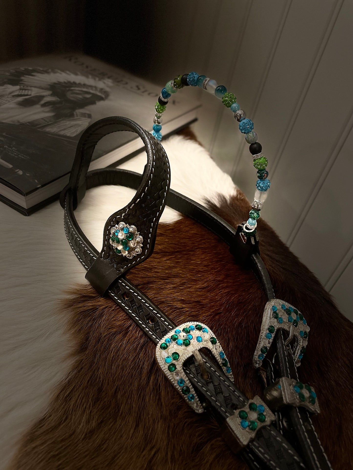 wildwestrebell Westernträns med Turkosa & Gröna Stenar – Vita Strass & Utbytbara Öron
