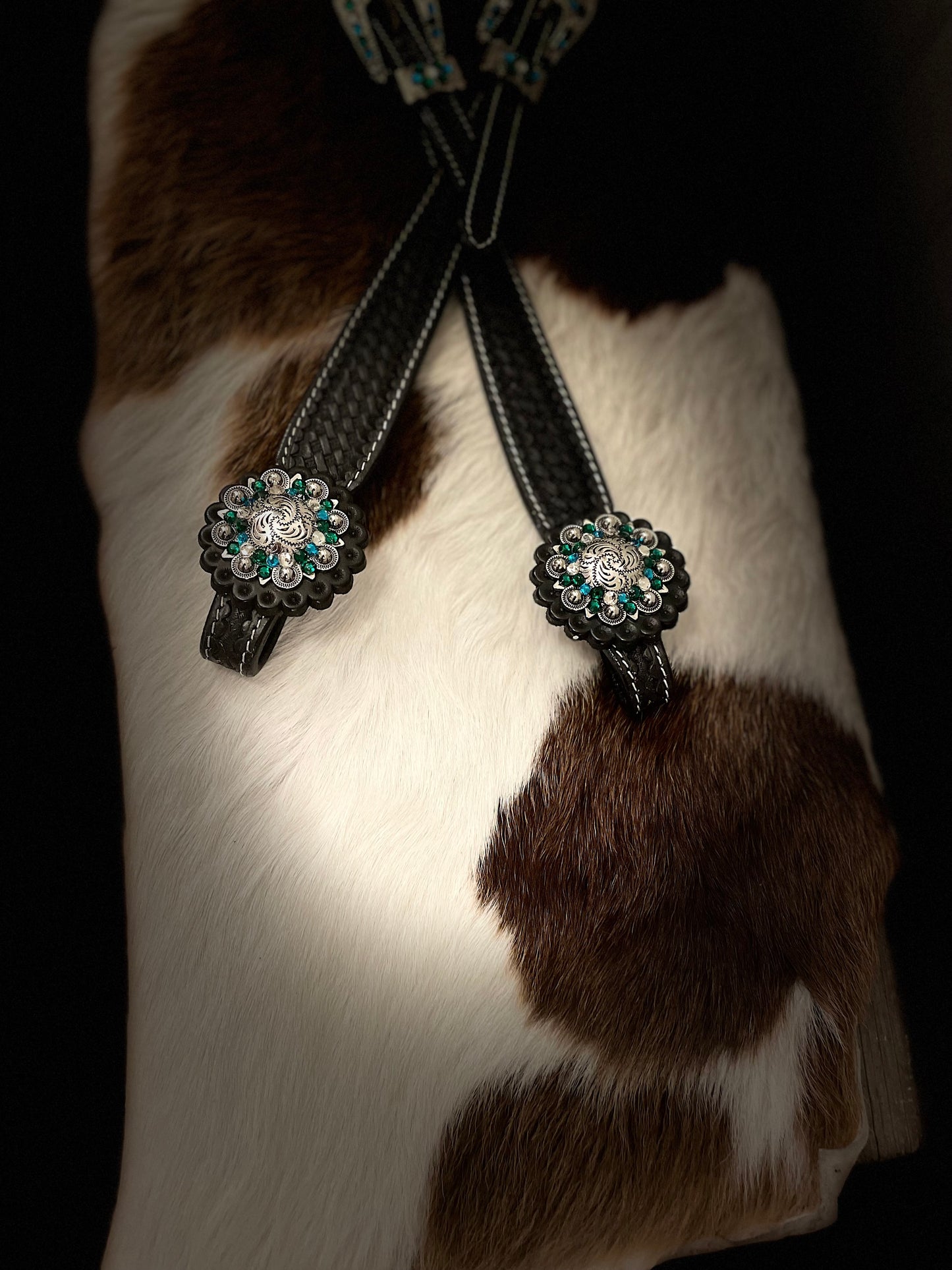 wildwestrebell Westernträns med Turkosa & Gröna Stenar – Vita Strass & Utbytbara Öron