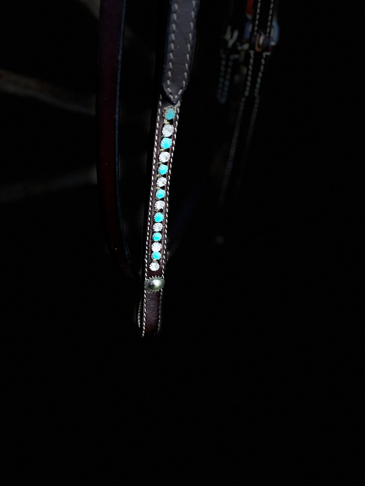 wildwestrebell Westernträns med Pannband – Turkosa Stenar & Vita Strass för Show & VardagEtt