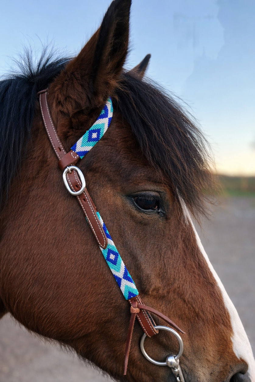 wildwestrebell Westernträns med Pärlor – One Ear Headstall i Dark Chestnut & Blå Toner