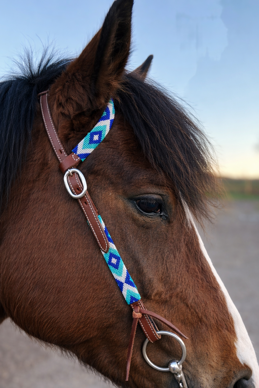 wildwestrebell Westernträns med Pärlor – One Ear Headstall i Dark Chestnut & Blå Toner