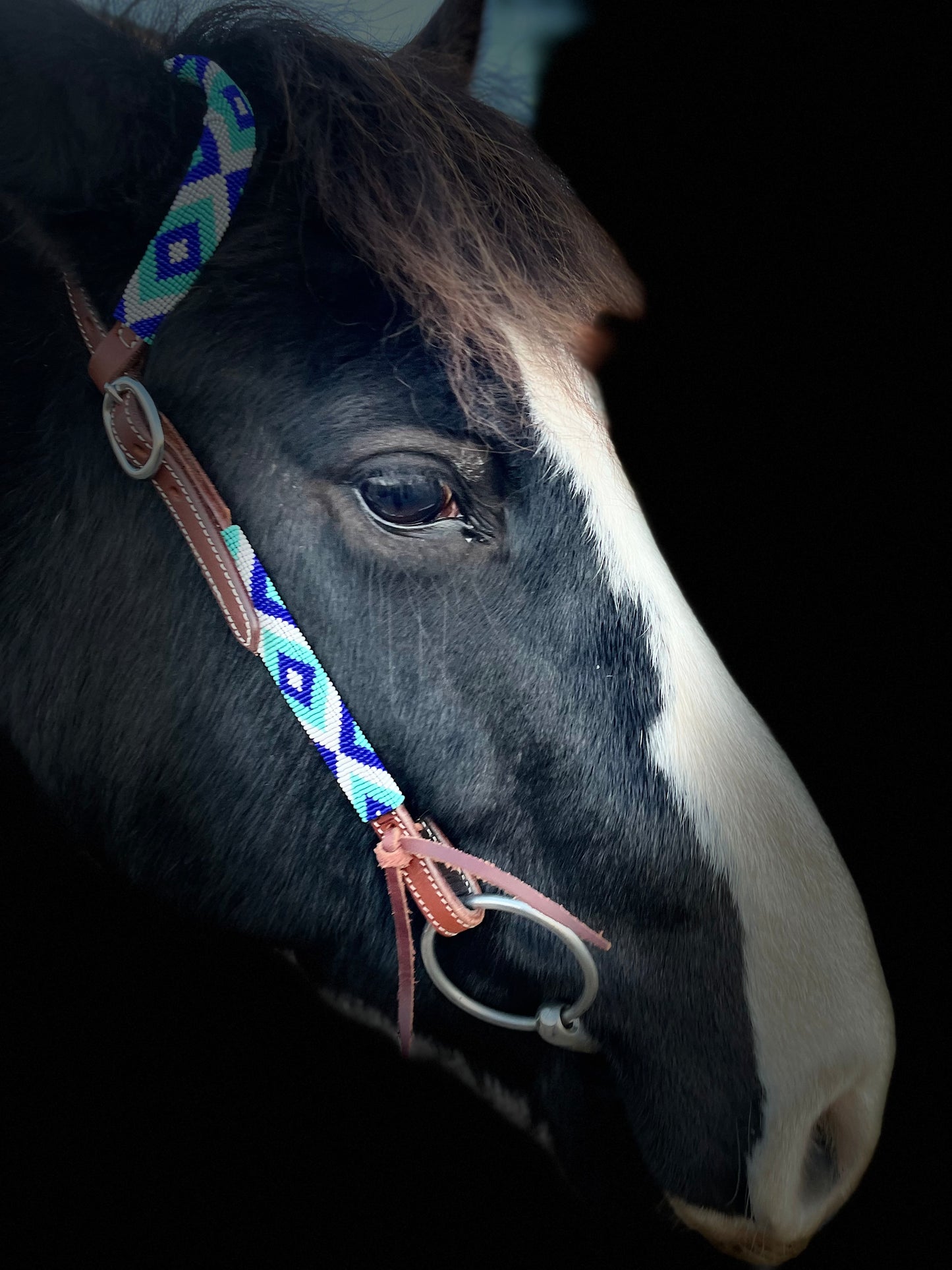 wildwestrebell Westernträns med Pärlor – One Ear Headstall i Dark Chestnut & Blå Toner