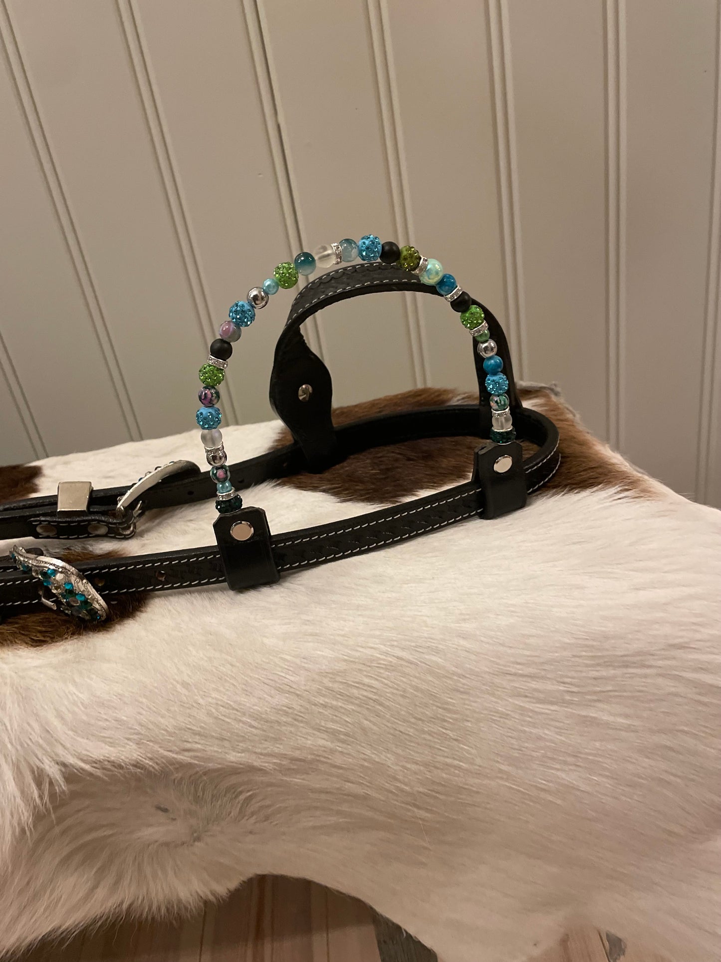 wildwestrebell Westernträns med Turkosa & Gröna Stenar – Vita Strass & Utbytbara Öron