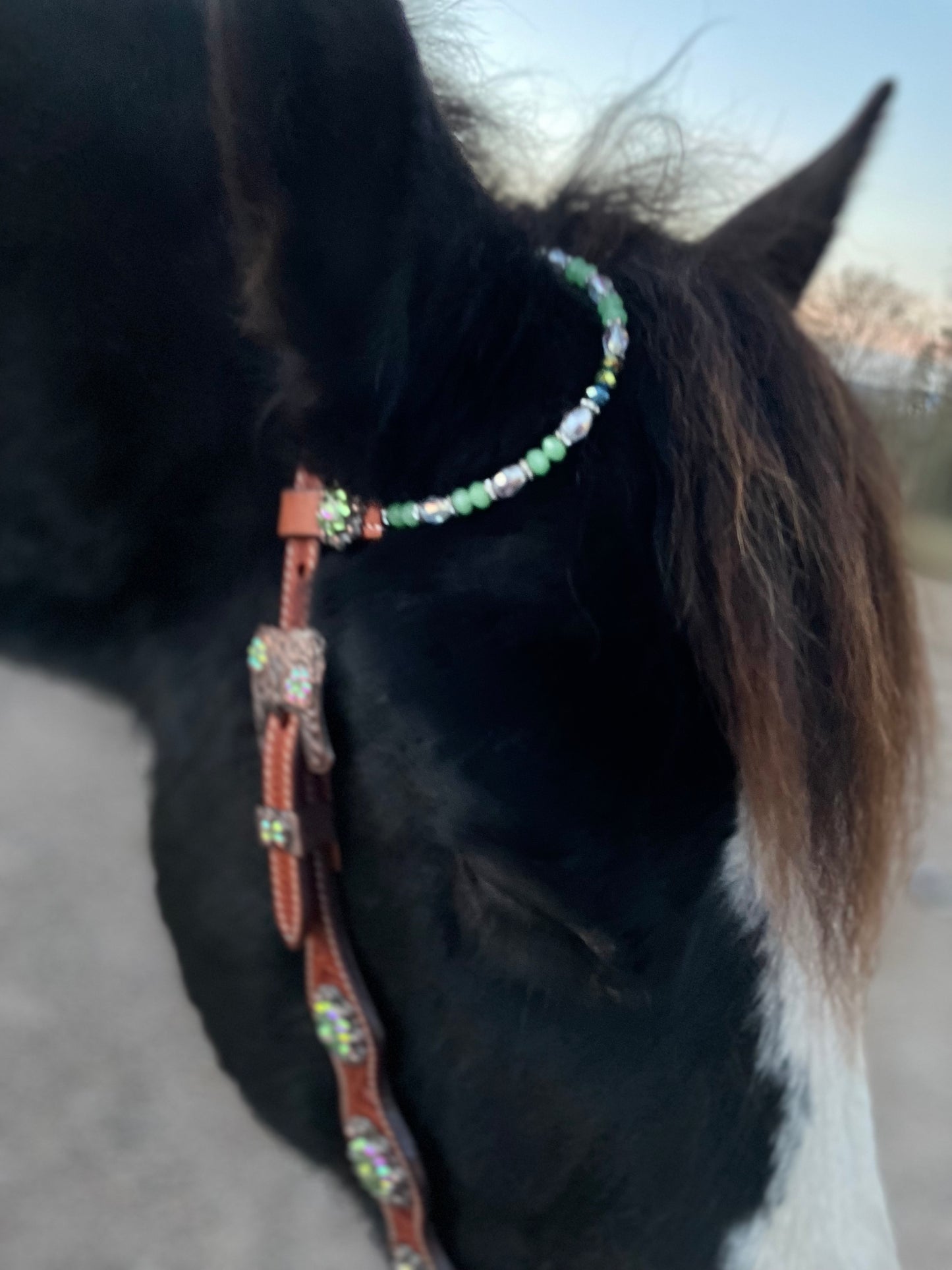 wildwestrebell Ett snyggt showträns med one ear dekorerat med pärlor, chonchos grönt
