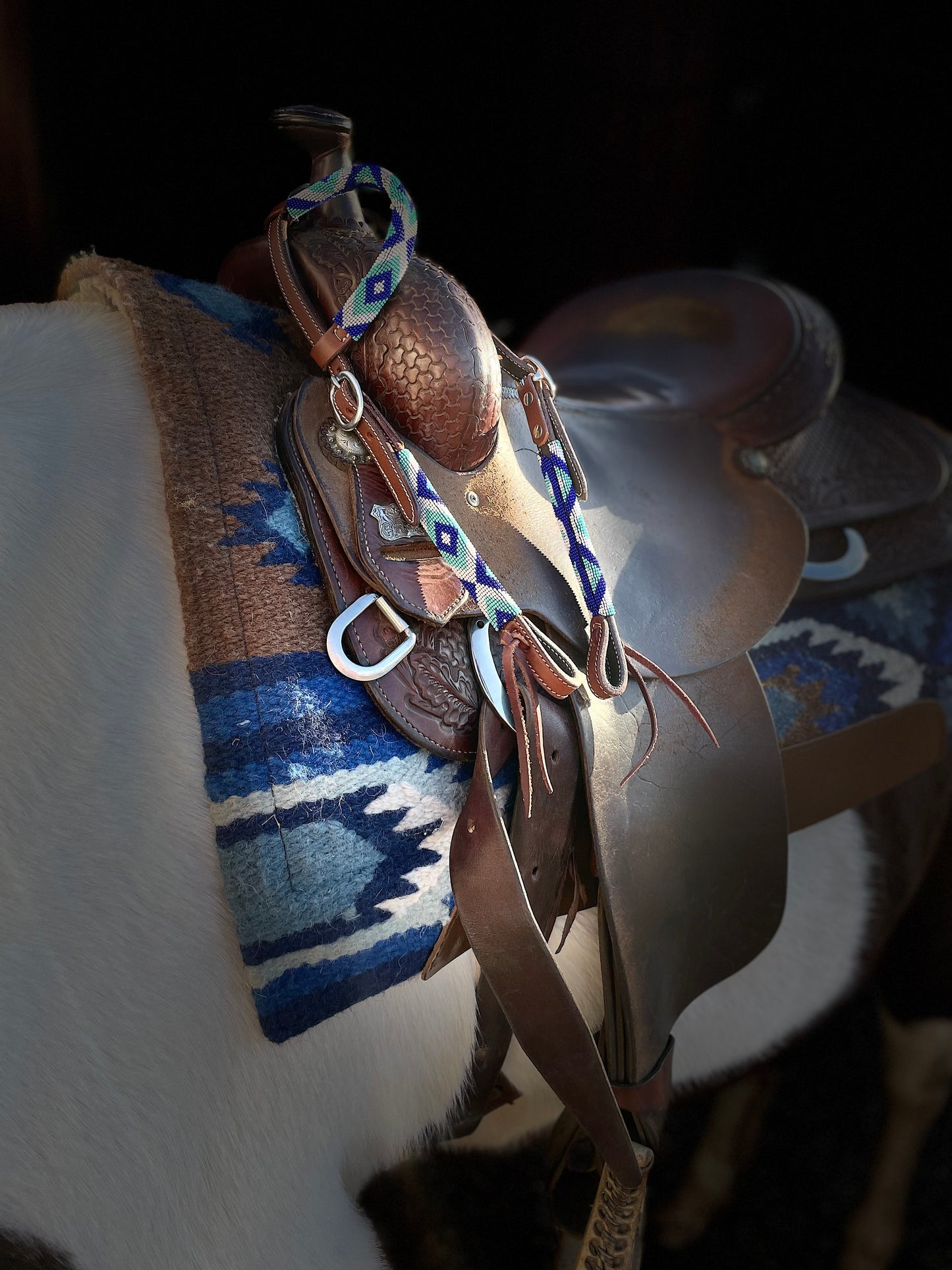 wildwestrebell Westernträns med Pärlor – One Ear Headstall i Dark Chestnut & Blå Toner