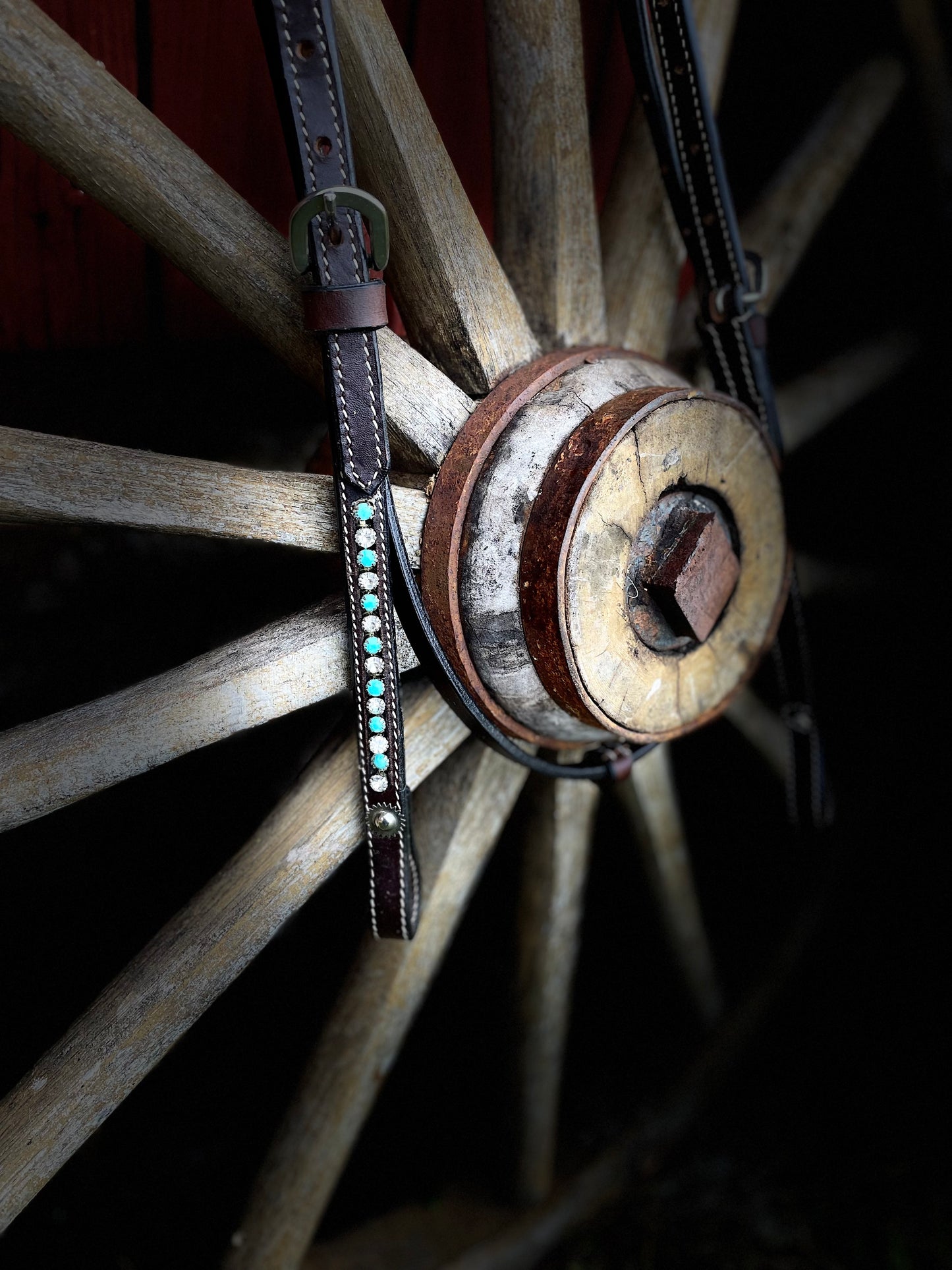 wildwestrebell Westernträns med Pannband – Turkosa Stenar & Vita Strass för Show & VardagEtt