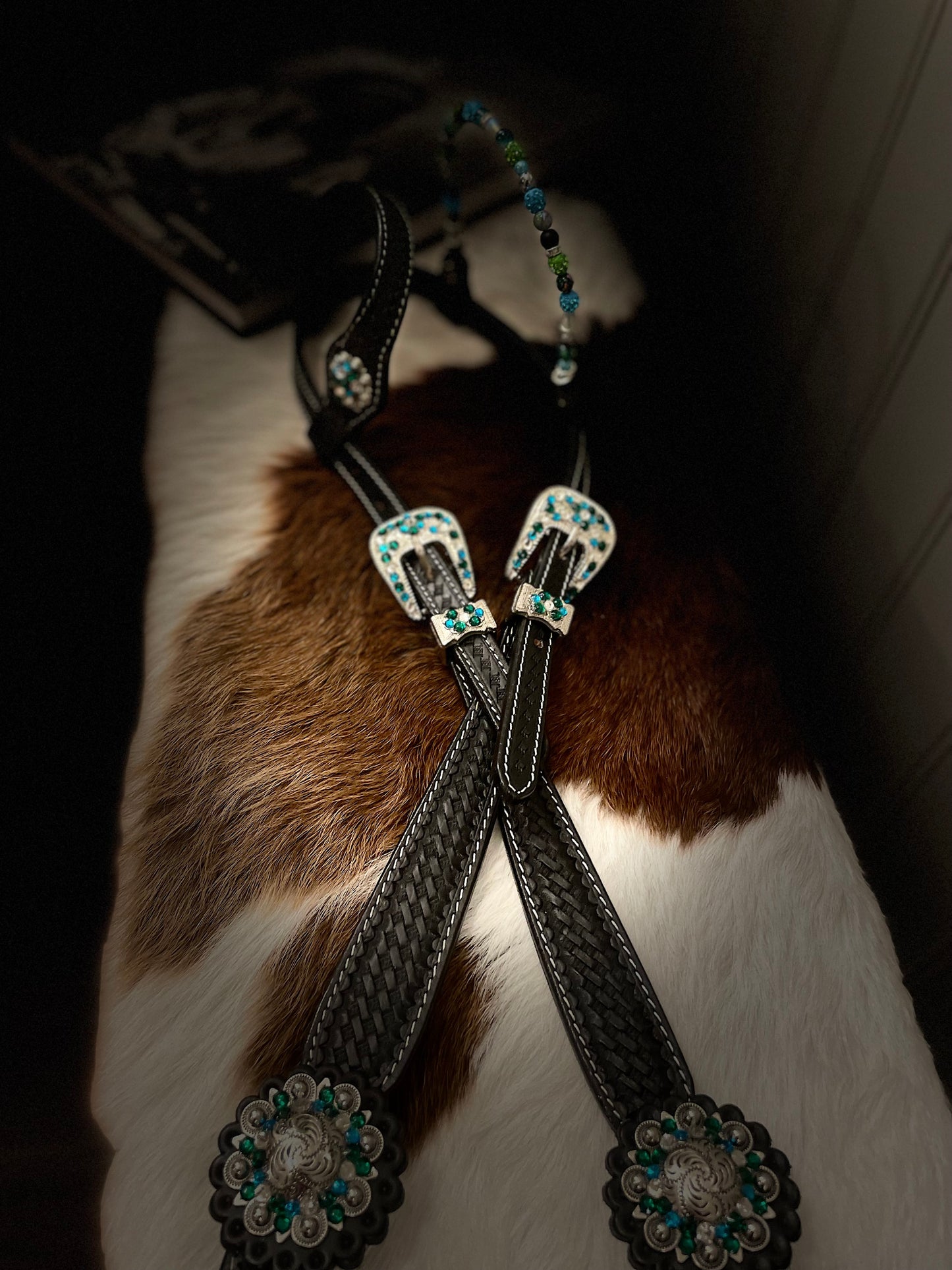 wildwestrebell Westernträns med Turkosa & Gröna Stenar – Vita Strass & Utbytbara Öron