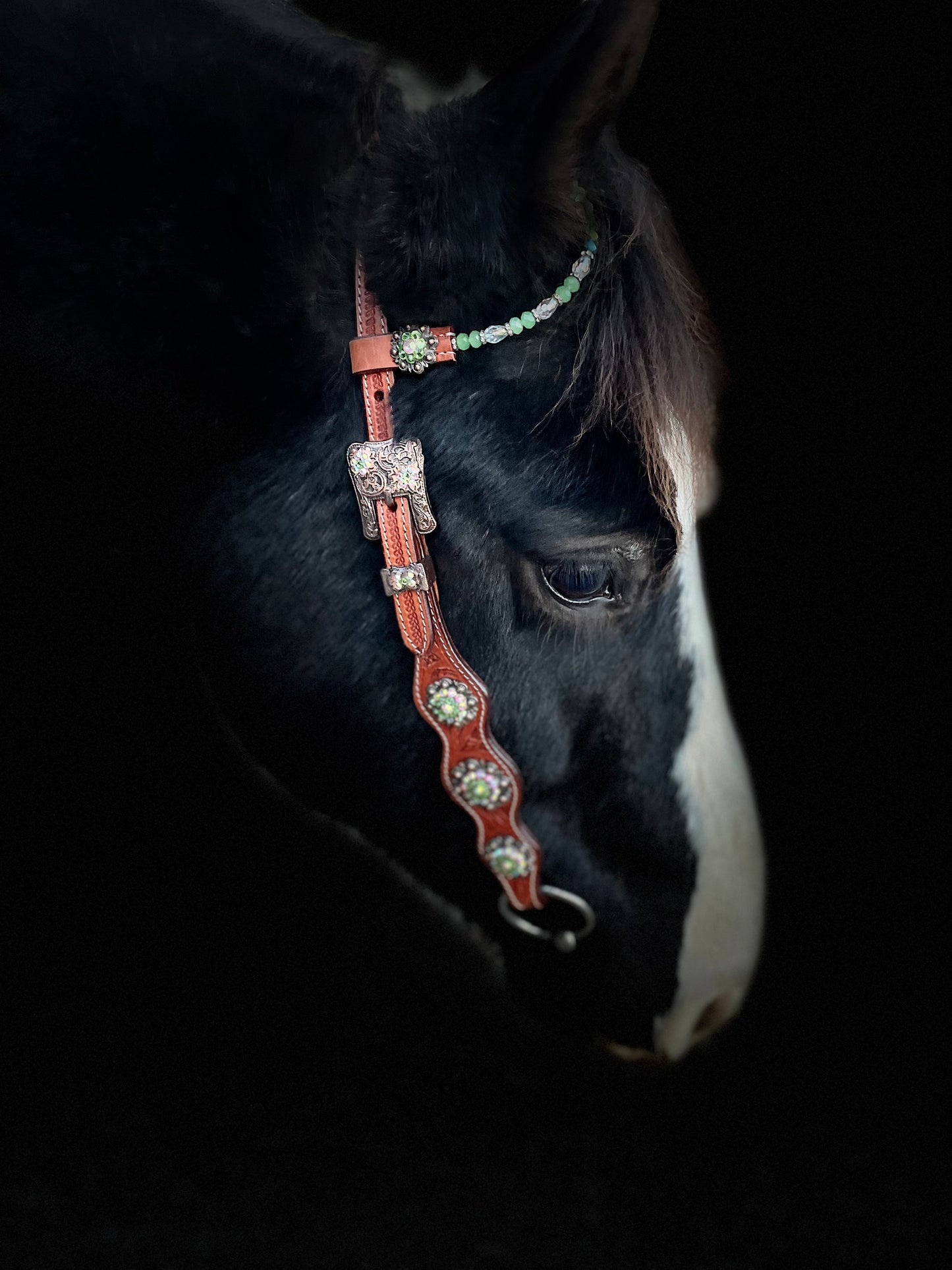 wildwestrebell Ett snyggt showträns med one ear dekorerat med pärlor, chonchos grönt