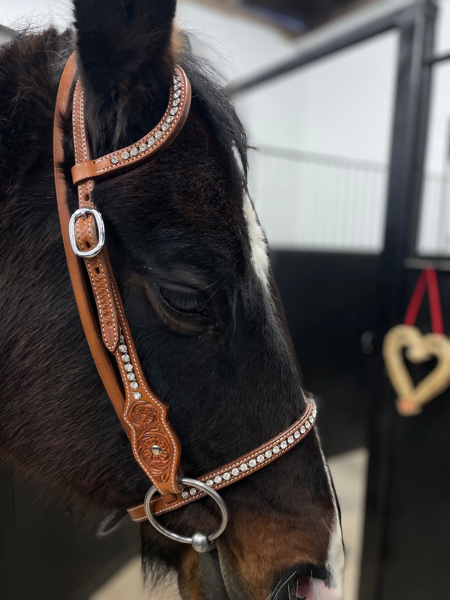 wildwestrebell Moutshutter Nosgrimma med vita strasstenar chestnut ljus