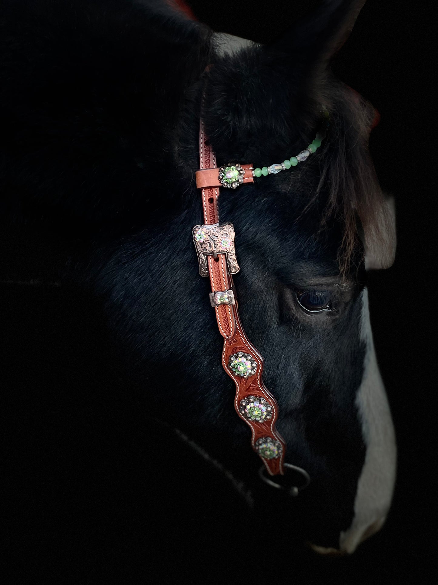wildwestrebell Ett snyggt showträns med one ear dekorerat med pärlor, chonchos grönt