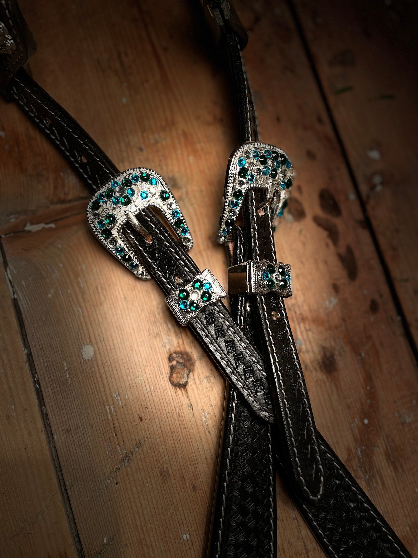 wildwestrebell Westernträns med Turkosa & Gröna Stenar – Vita Strass & Utbytbara Öron