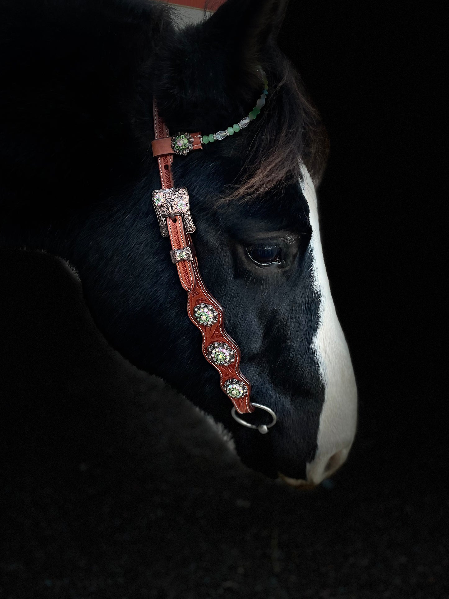 wildwestrebell Ett snyggt showträns med one ear dekorerat med pärlor, chonchos grönt