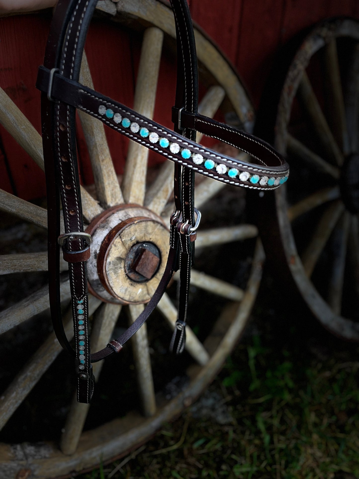 wildwestrebell Westernträns med Pannband – Turkosa Stenar & Vita Strass för Show & VardagEtt