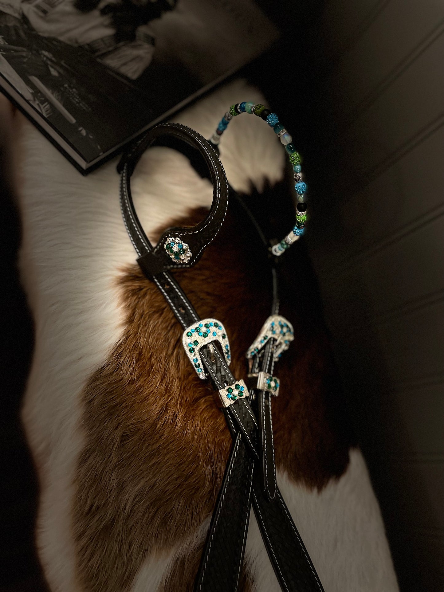 wildwestrebell Westernträns med Turkosa & Gröna Stenar – Vita Strass & Utbytbara Öron