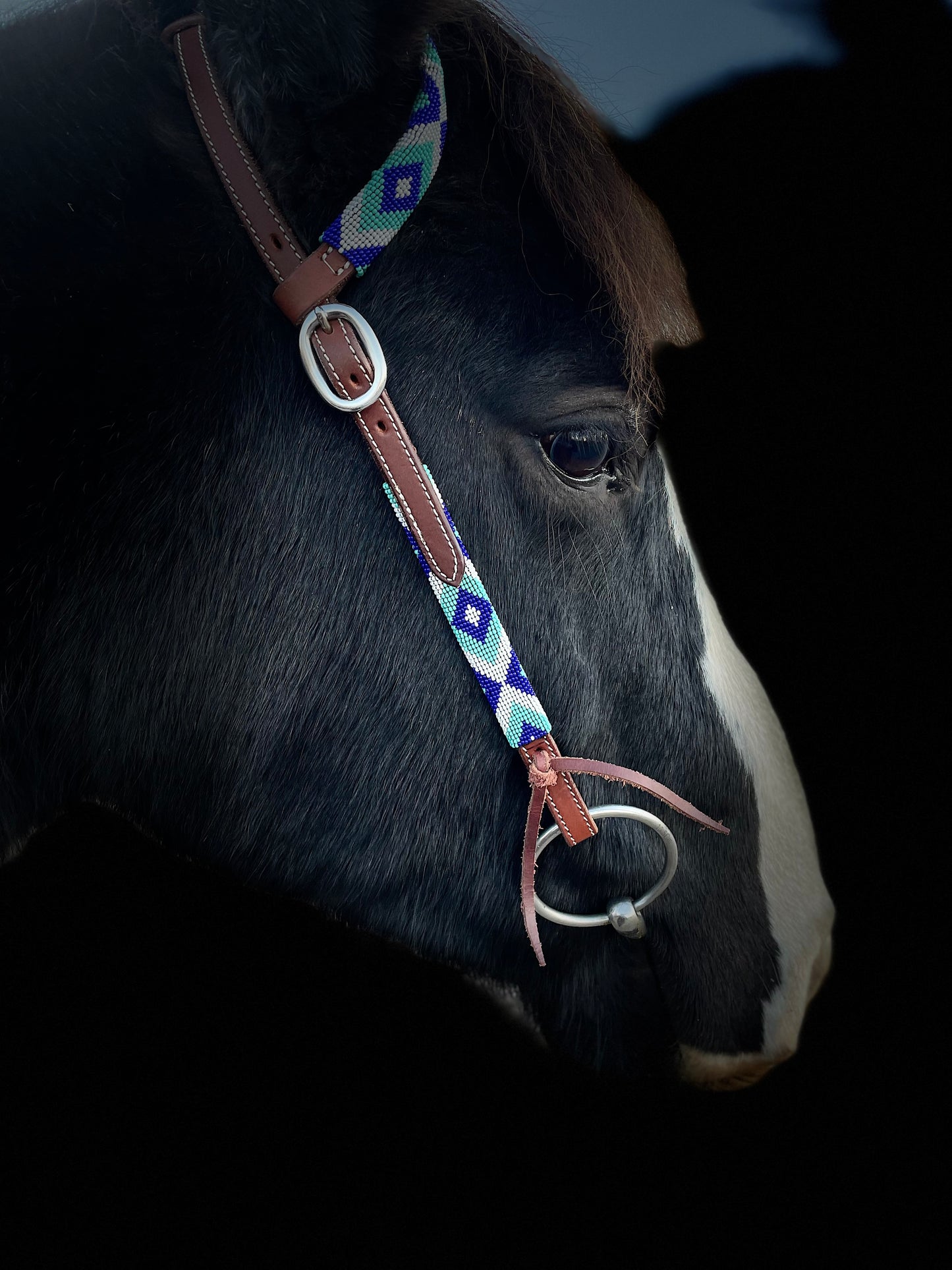 wildwestrebell Westernträns med Pärlor – One Ear Headstall i Dark Chestnut & Blå Toner