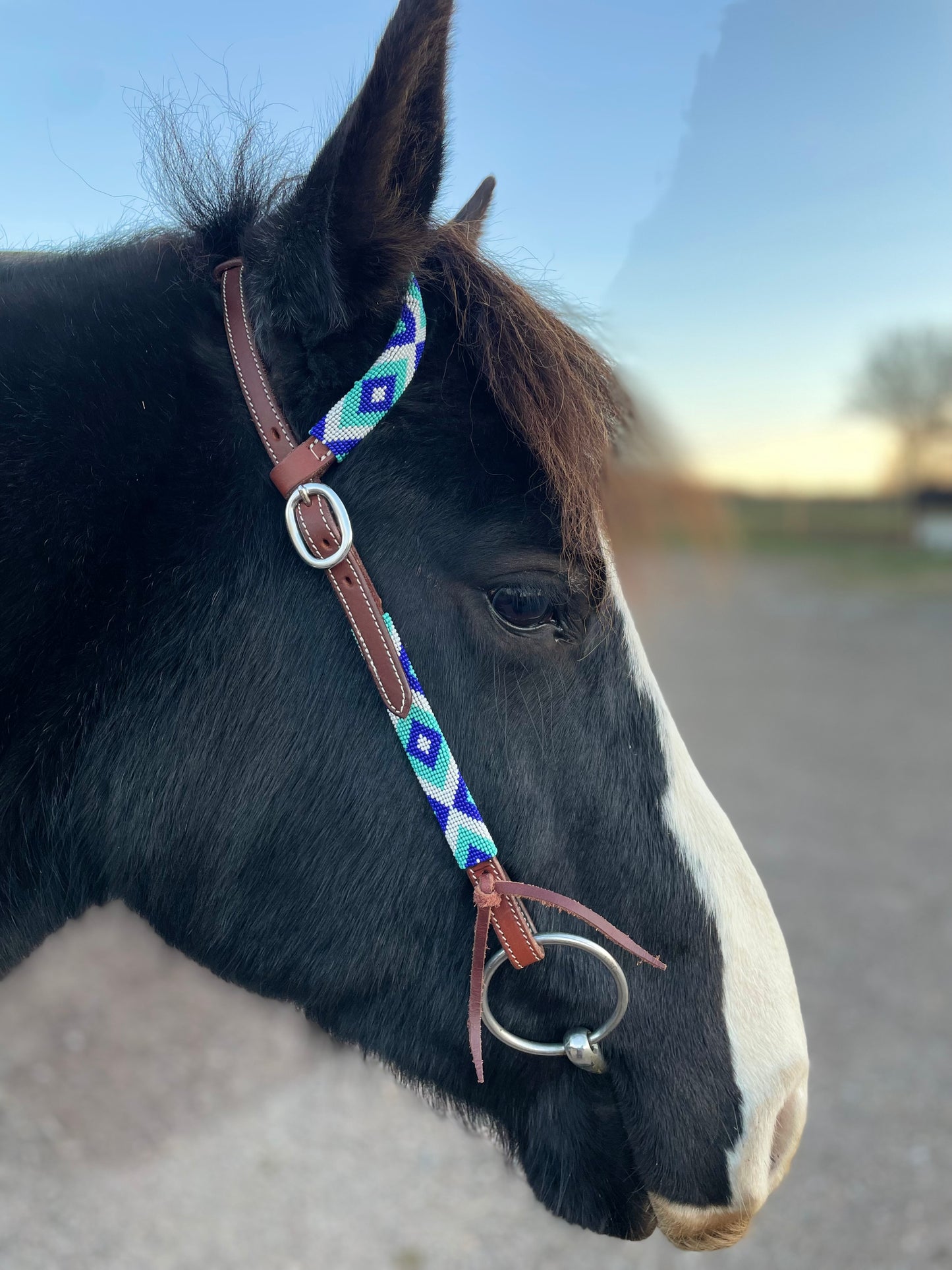 wildwestrebell Westernträns med Pärlor – One Ear Headstall i Dark Chestnut & Blå Toner