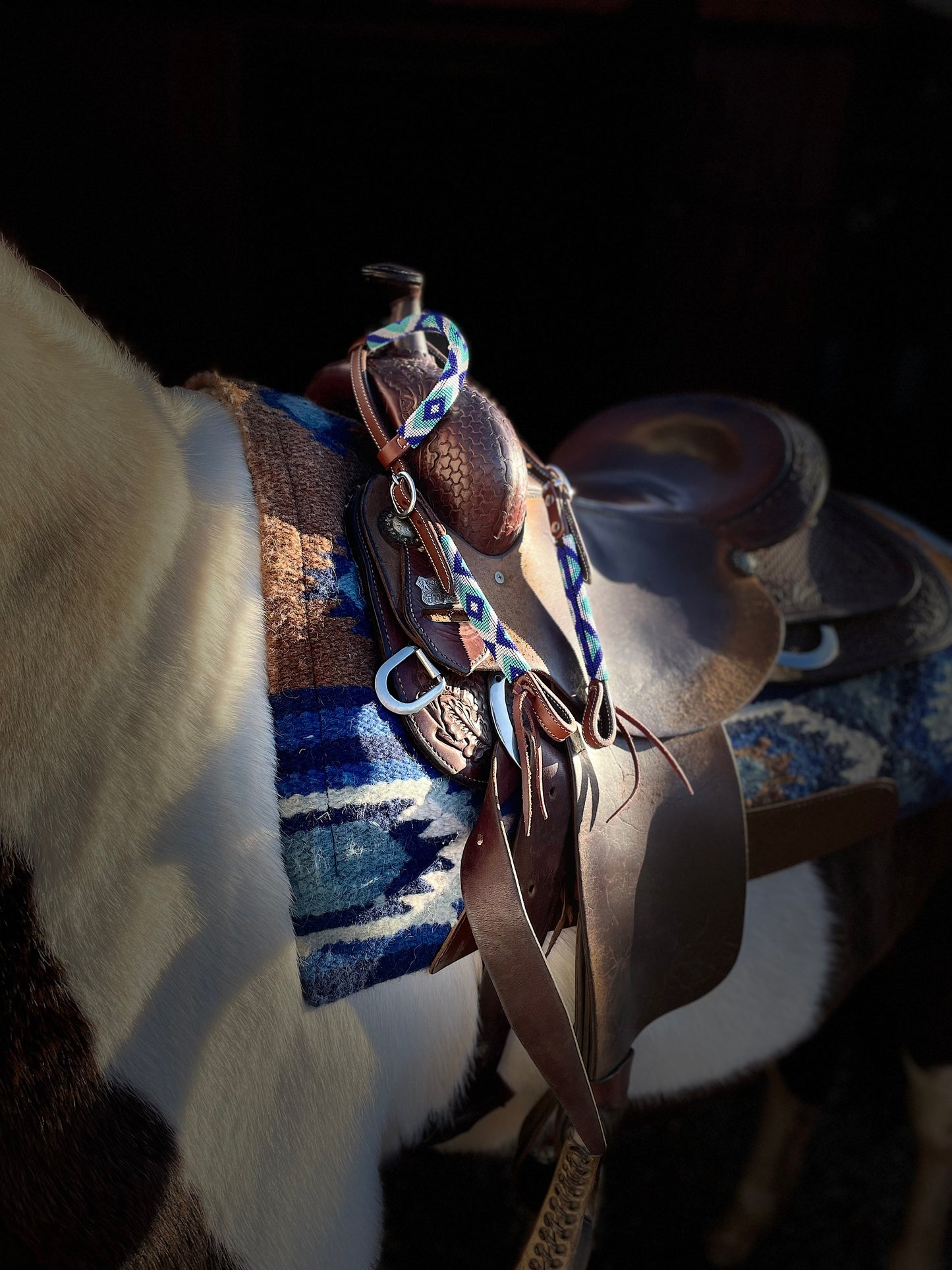 wildwestrebell Westernträns med Pärlor – One Ear Headstall i Dark Chestnut & Blå Toner
