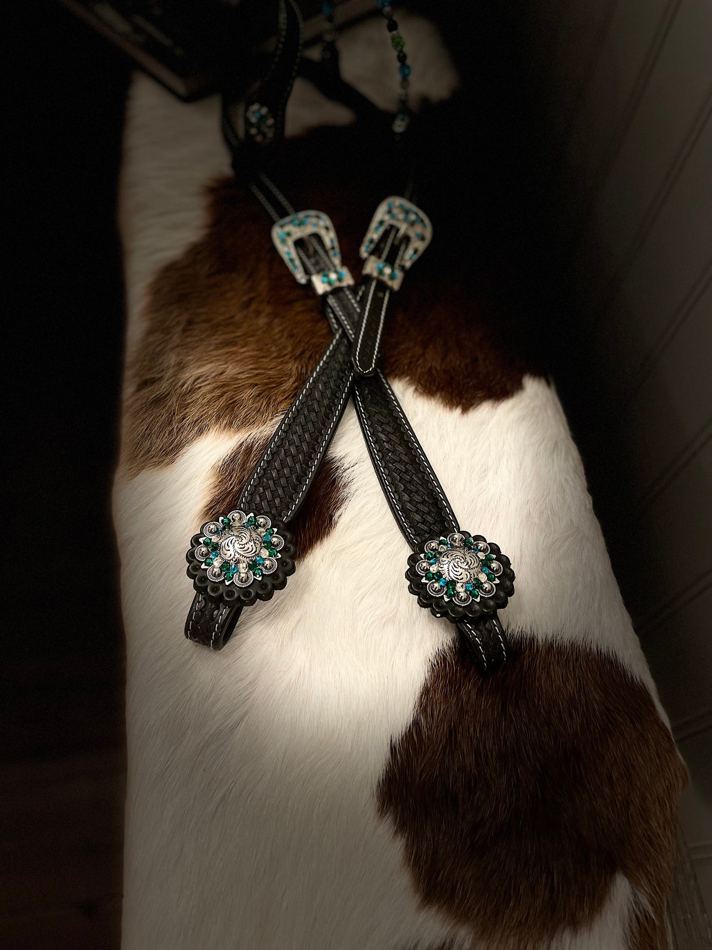 wildwestrebell Westernträns med Turkosa & Gröna Stenar – Vita Strass & Utbytbara Öron
