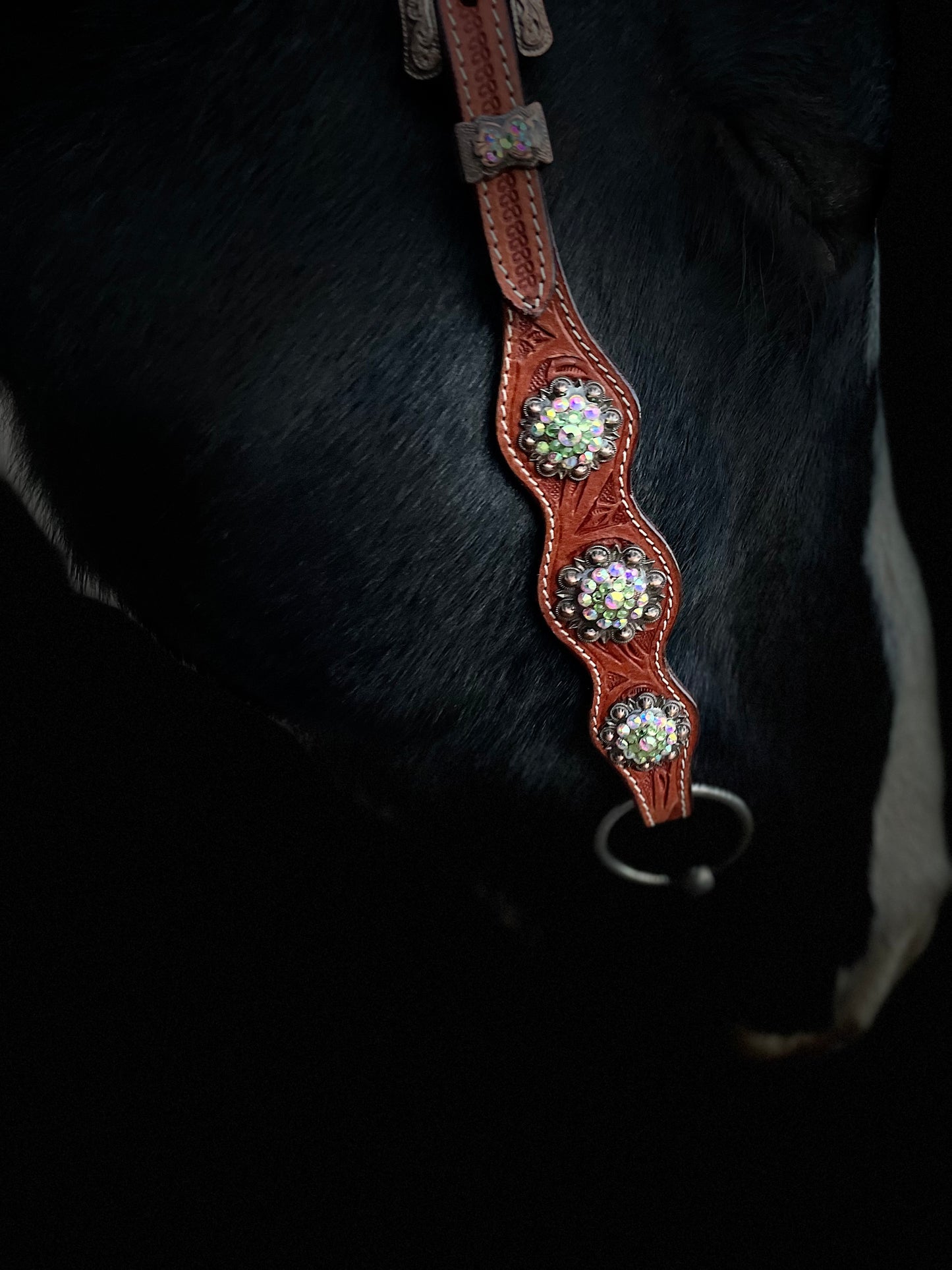 wildwestrebell Ett snyggt showträns med one ear dekorerat med pärlor, chonchos grönt