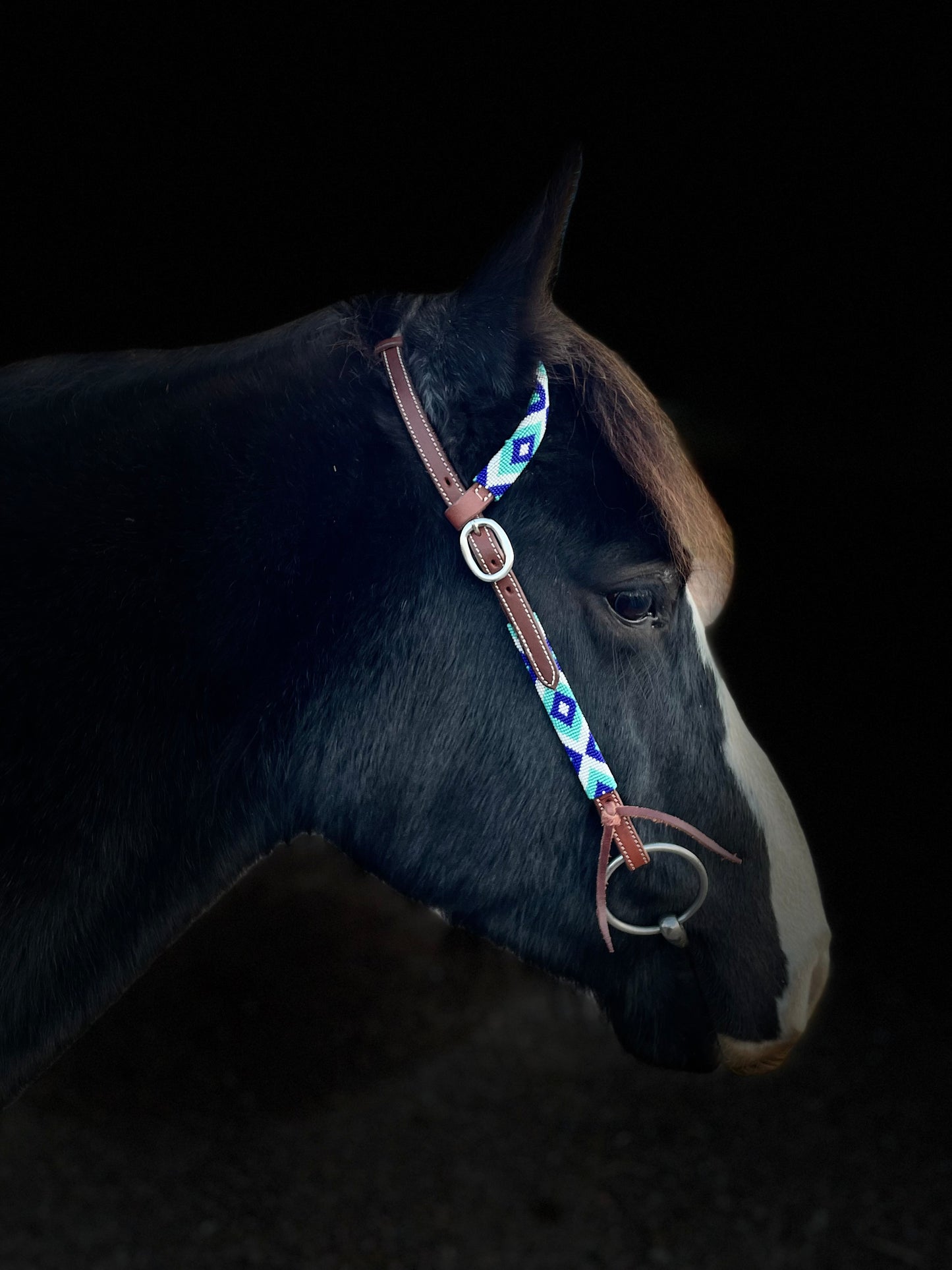 wildwestrebell Westernträns med Pärlor – One Ear Headstall i Dark Chestnut & Blå Toner