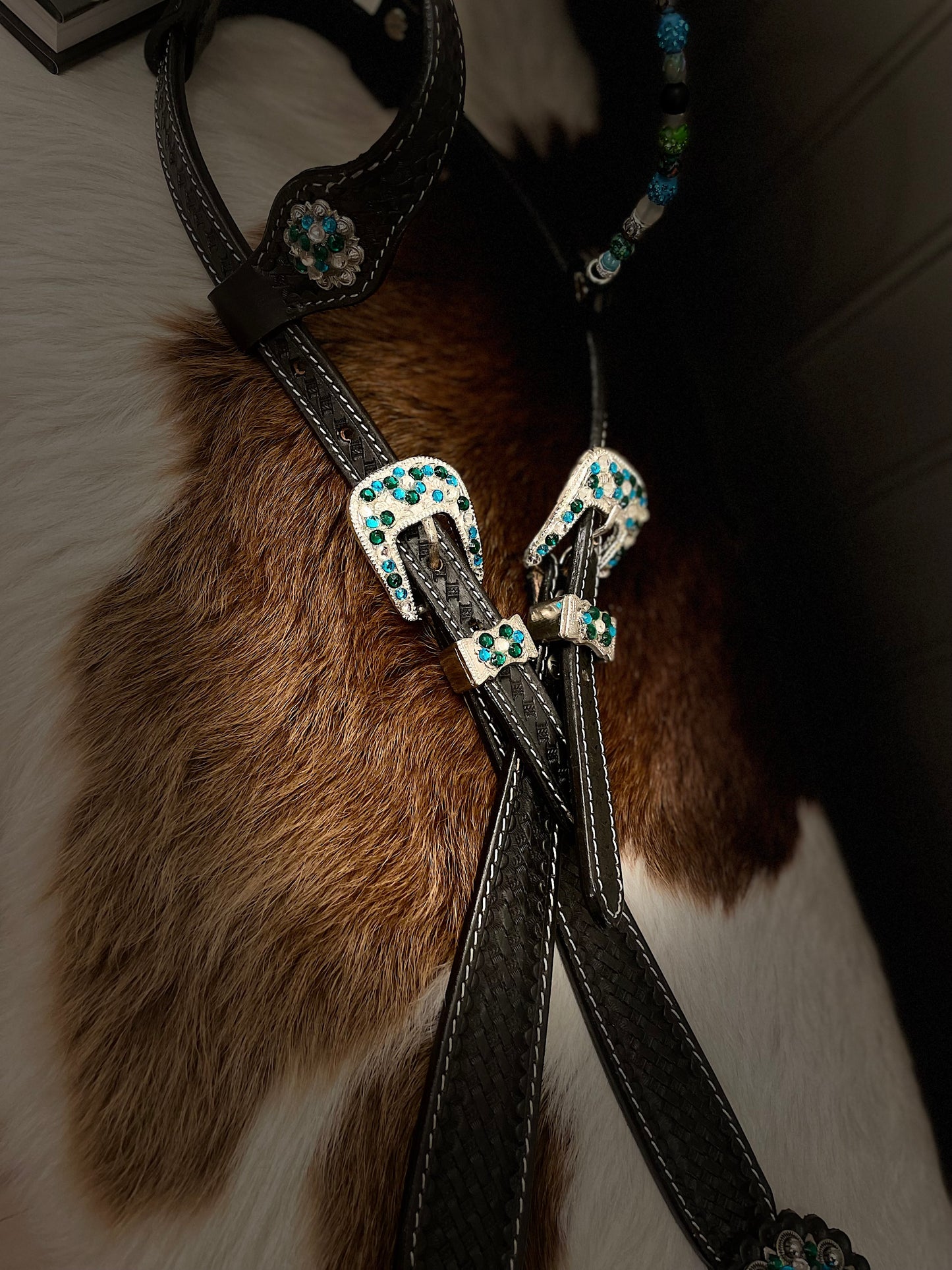 wildwestrebell Westernträns med Turkosa & Gröna Stenar – Vita Strass & Utbytbara Öron