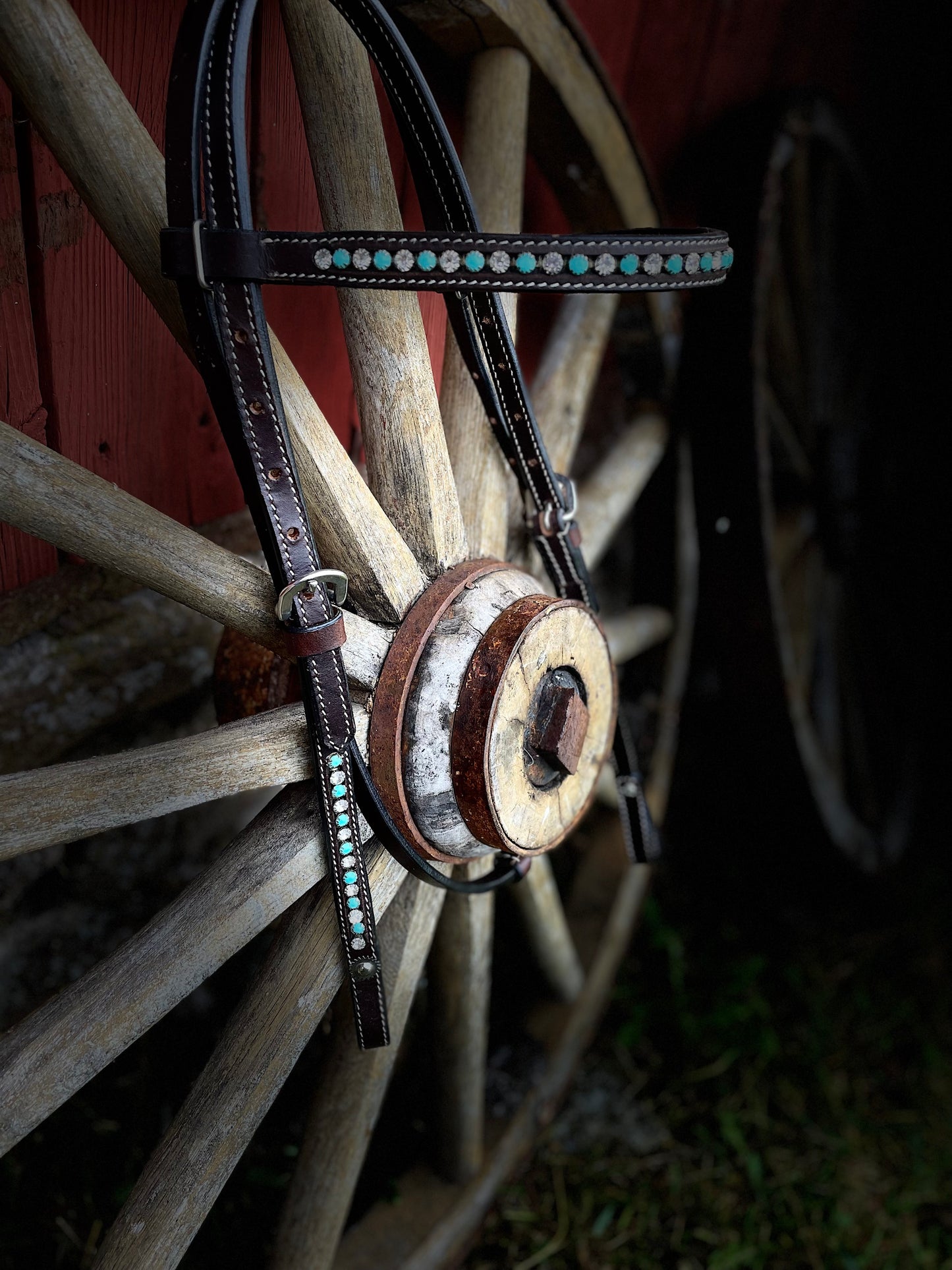 wildwestrebell Westernträns med Pannband – Turkosa Stenar & Vita Strass för Show & VardagEtt