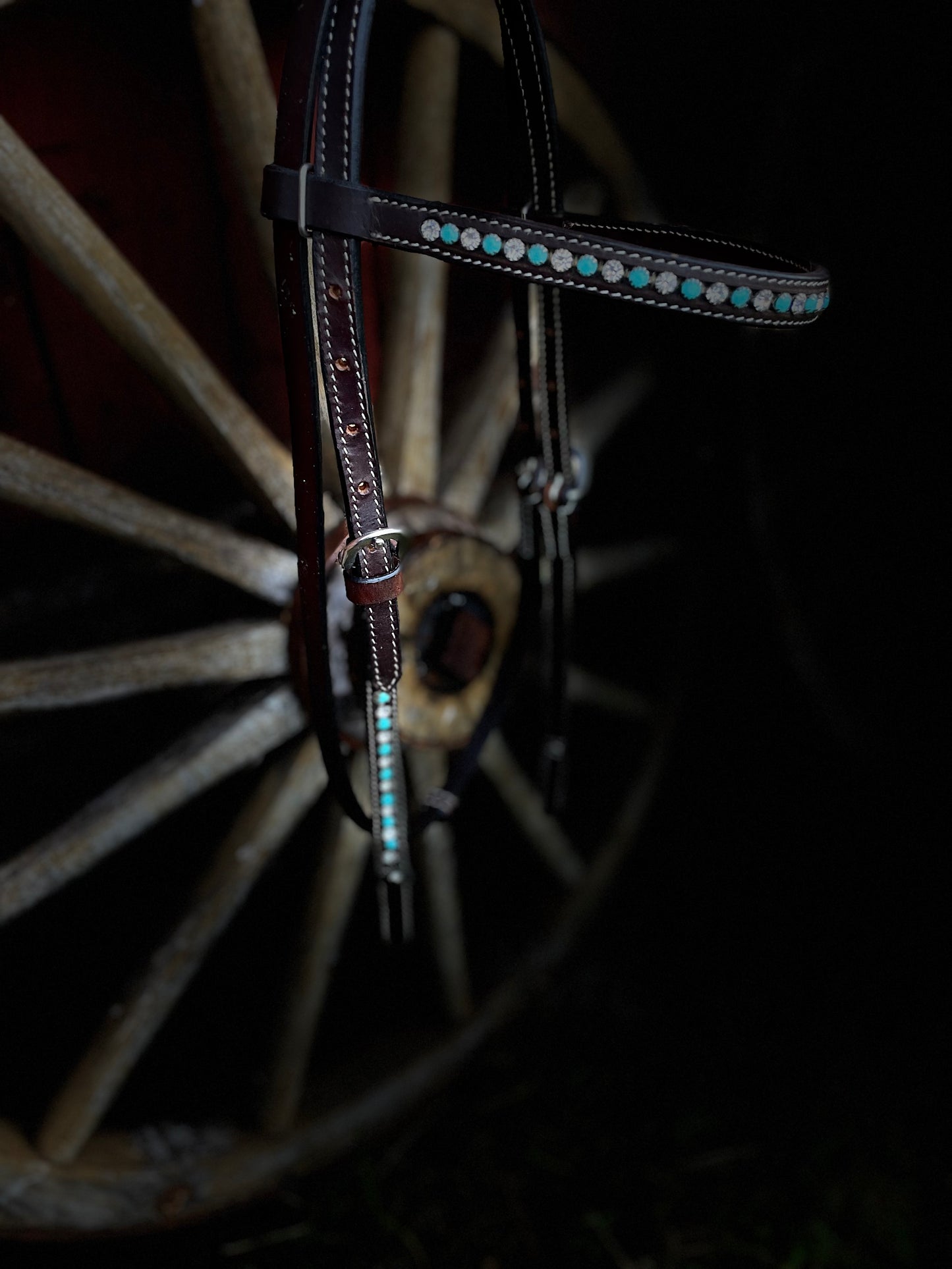 wildwestrebell Westernträns med Pannband – Turkosa Stenar & Vita Strass för Show & VardagEtt