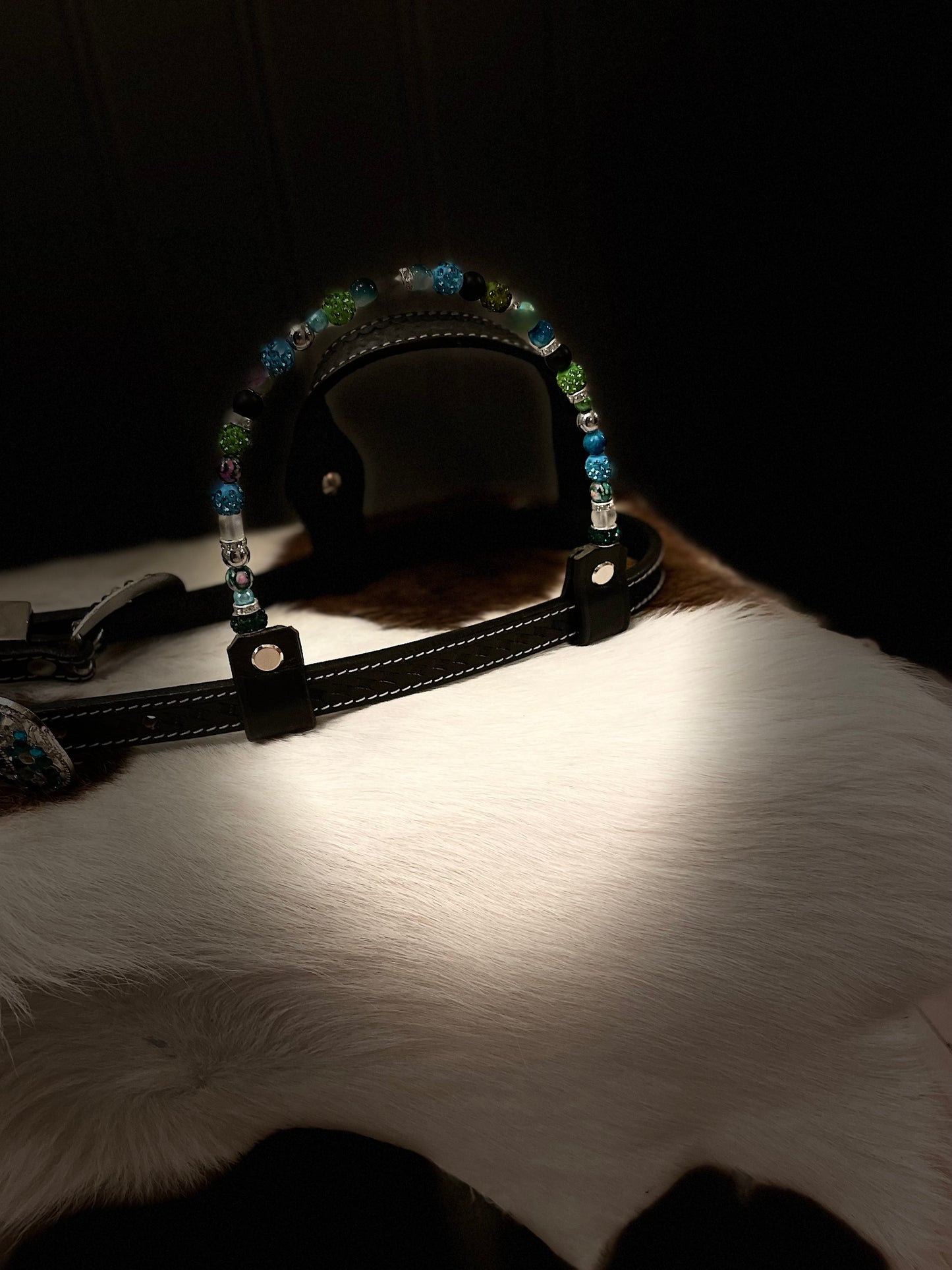 wildwestrebell Westernträns med Turkosa & Gröna Stenar – Vita Strass & Utbytbara Öron