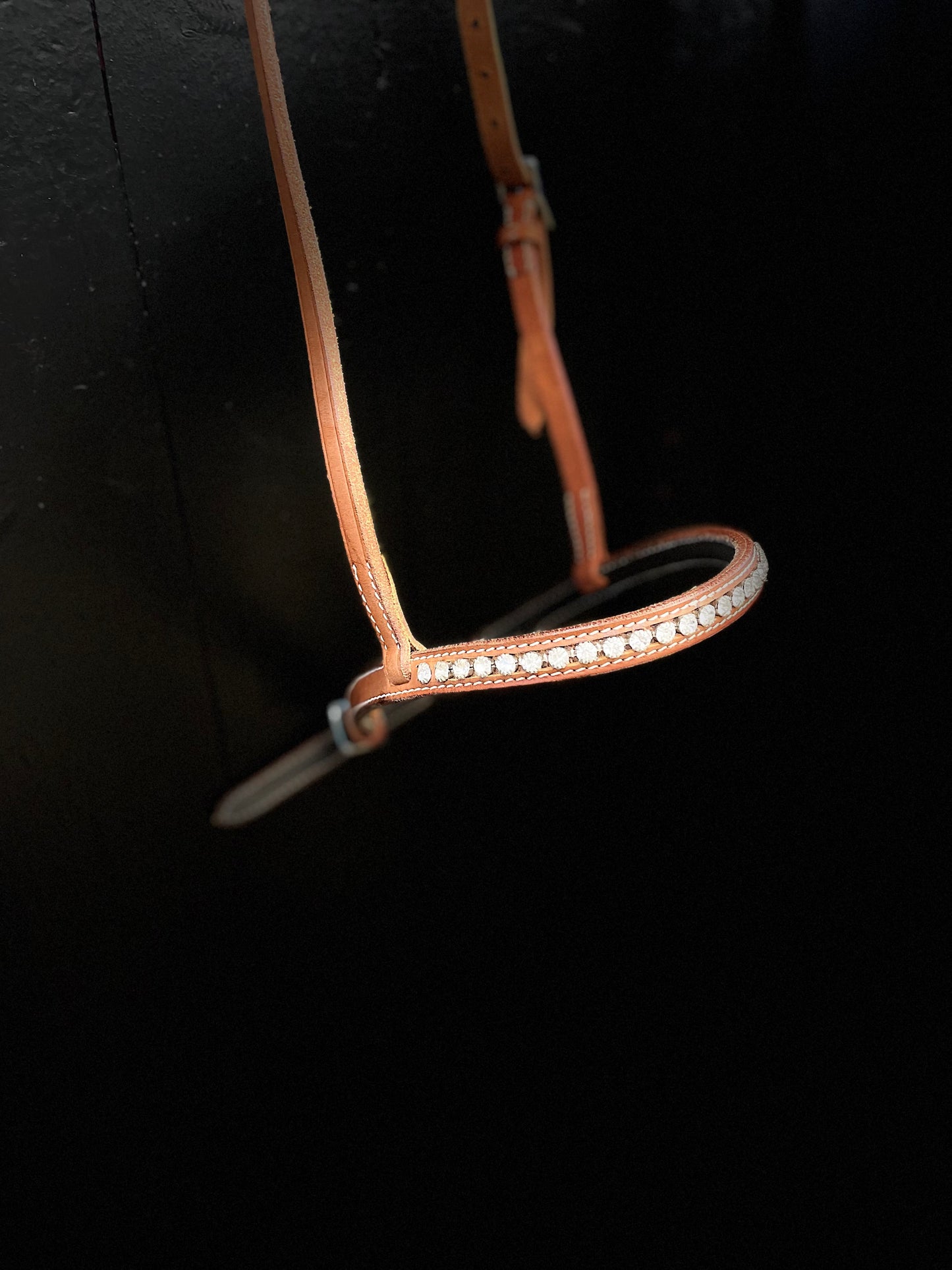 wildwestrebell Moutshutter Nosgrimma med vita strasstenar chestnut ljus