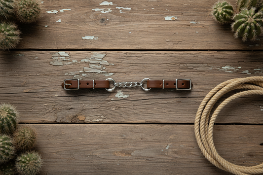 wildwestrebell  Curb strap with chain Curbstrap med enke kedja. Hållbar och funktionell för effektiv ridning och kontroll.