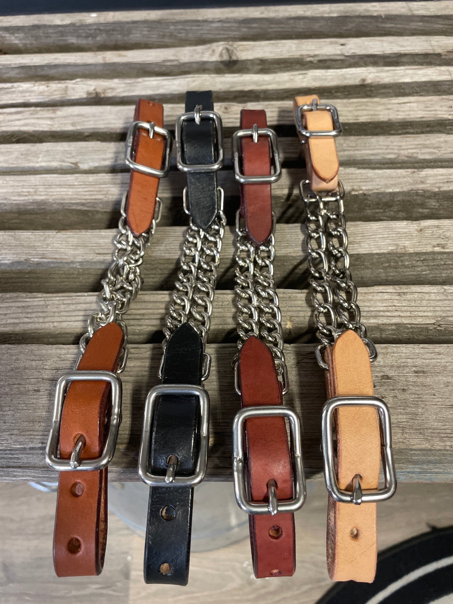 wildwestrebell  Curb strap with chain Curbstrap med dubbel kedja. Hållbar och funktionell för effektiv ridning och kontroll.”
